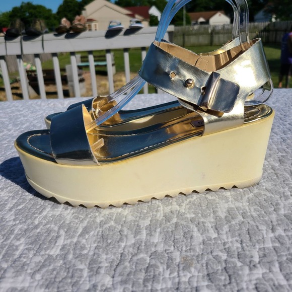 Steve Madden Surfside Vintage Platform Metallic Gold Sandal - Picture 6 of 13